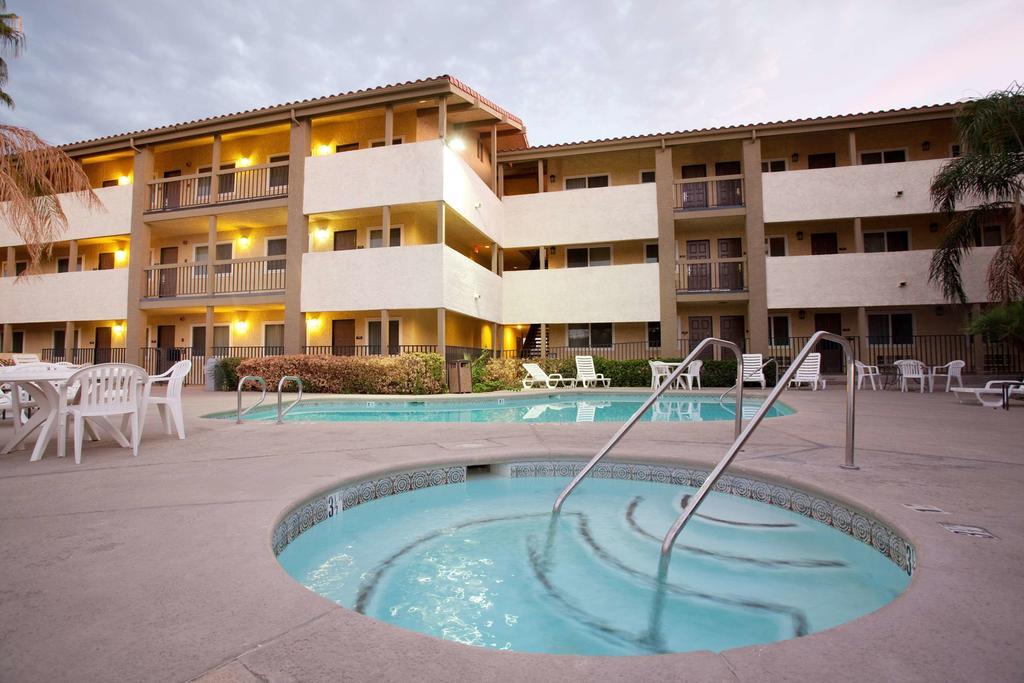 Red Lion Inn & Suites Cathedral City Palm Springs Екстер'єр фото